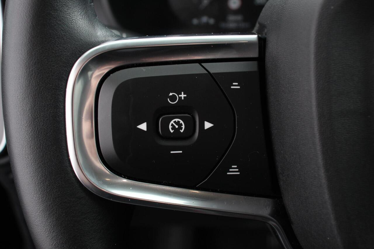 Volvo XC40 1.5 T3 163 pk Automaat Momentum Navigatie Apple Carplay / Android Auto Parkeersensor achter Adaptive Cruise Control Virtual Cockpit Stoelverwarming LED kop- en mistlampen Sensus Connect met High Performance Sound Inductielader Lane Assist