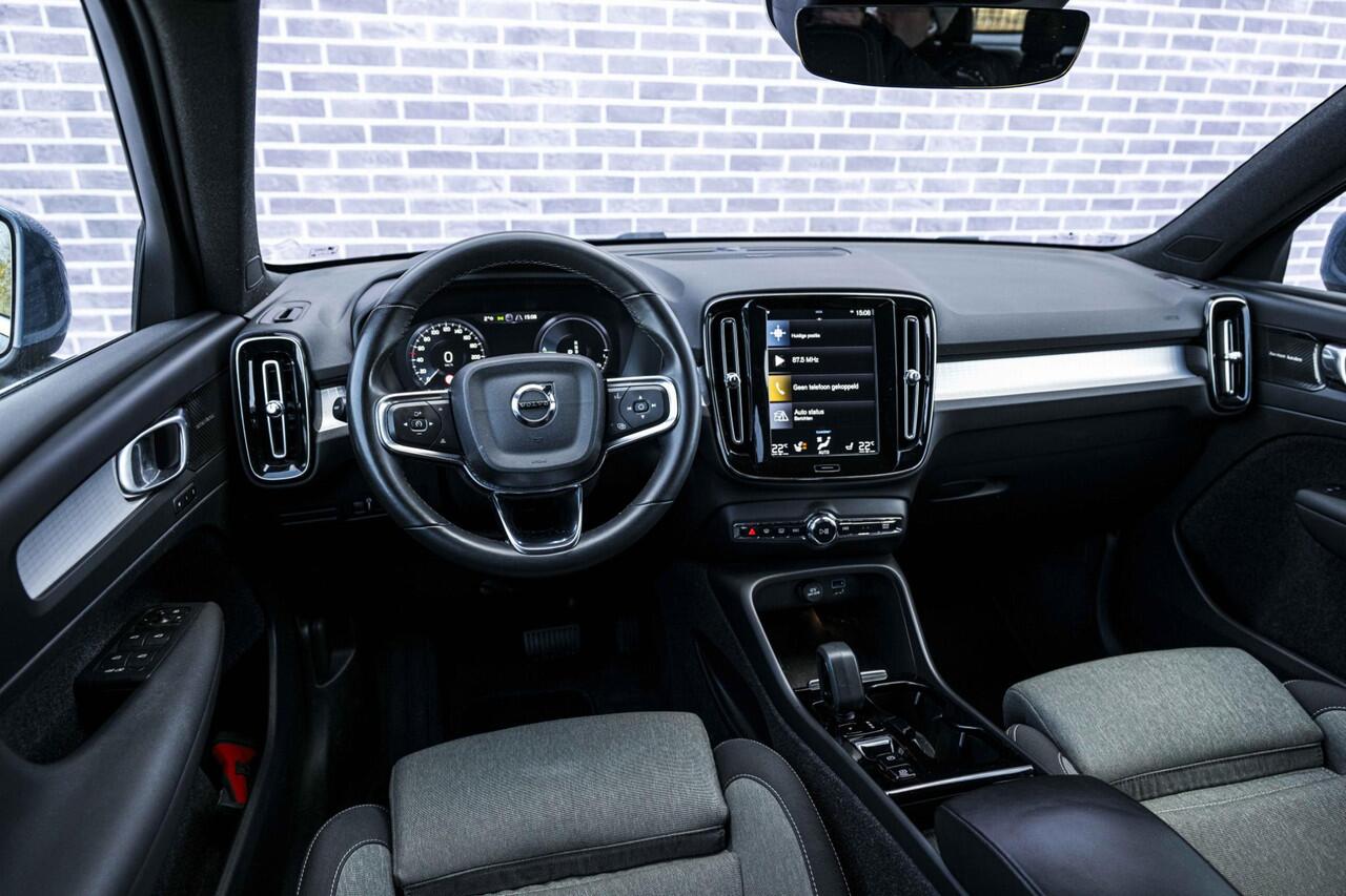 Volvo XC40 Plug-in Hybrid T5 Plus Bright | Facelift | Trekhaak | Adaptive cruise control | Harman Kardon audio | Navigatie | Elektrische stoelverstelling | Getint glas | Dode hoek detectie BLIS | LED koplampen |