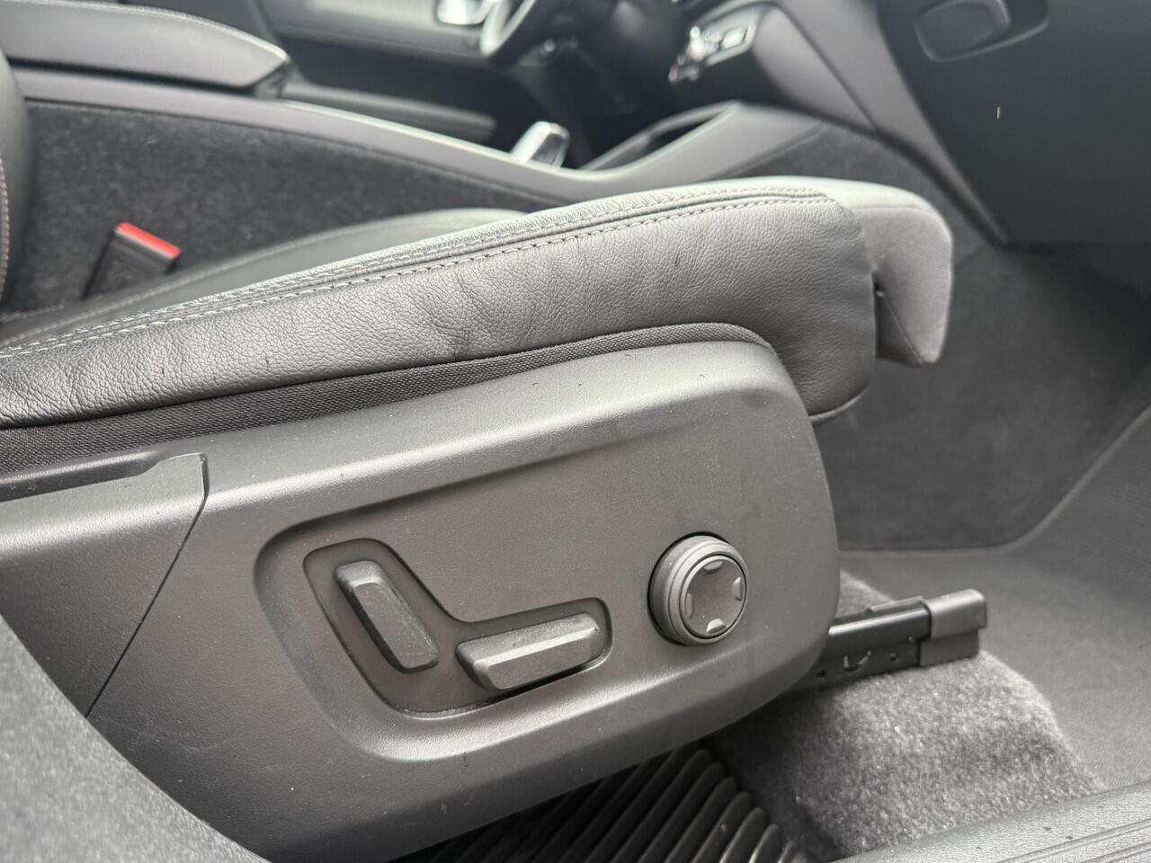 Volvo XC40 2.0 B4 AWD Ultimate Dark | Facelift | Leder | Memory | Panorama-schuifdak | 360° Camera | Harman/Kardon | Keyless Entry | Stuur + Stoel verwarming |