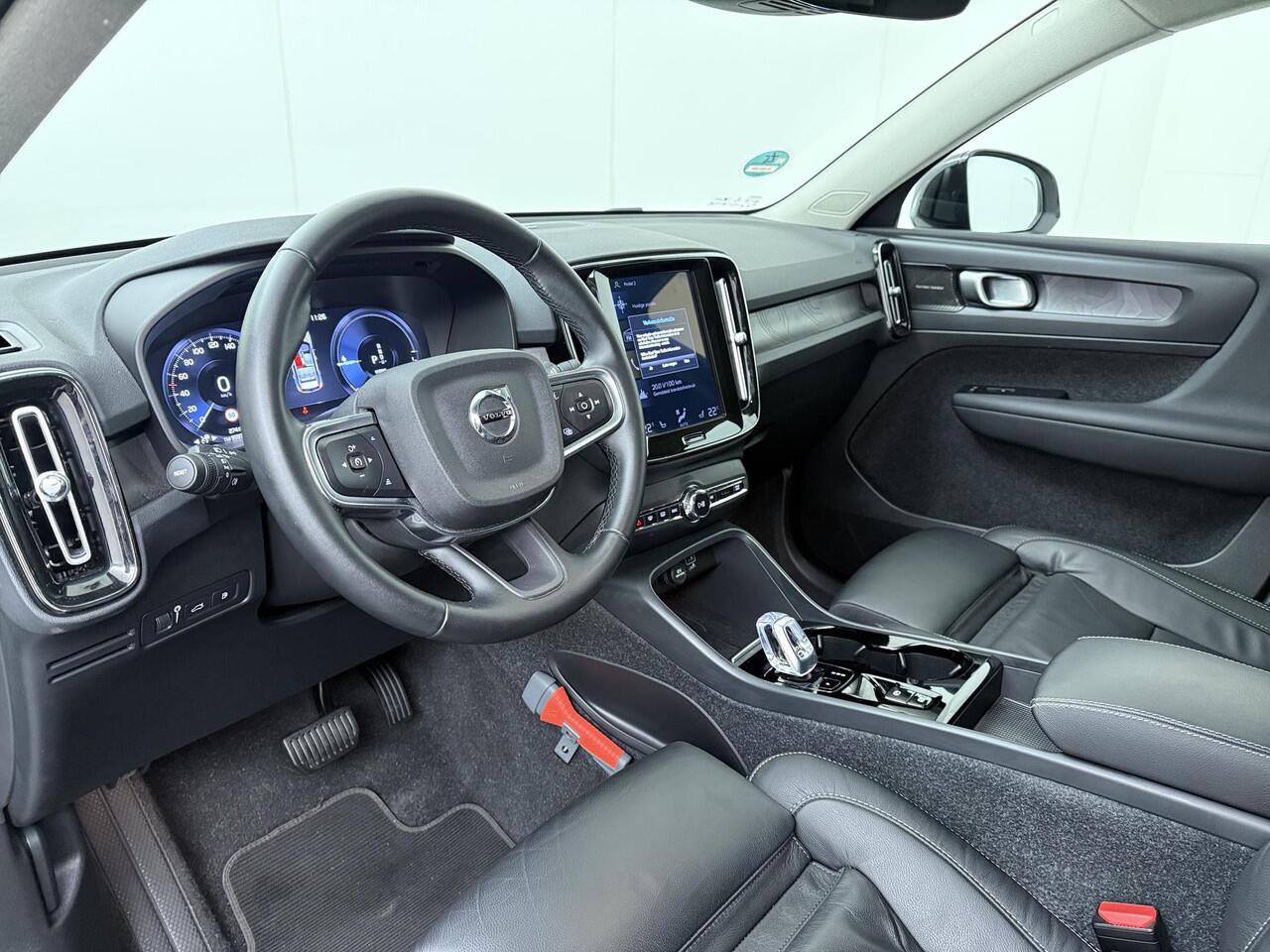 Volvo XC40 1.5 T5 Plug-in hybrid Ultimate Dark | 262 Pk | SoH 92% | Panoramadak | Wegklapbare trekhaak | Stoel-Stuur verwarming | Apple carplay - Androidauto | Navigatie |