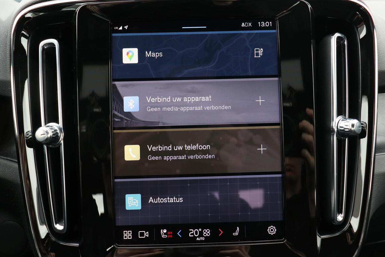 Volvo XC40 Single Motor Extended Range Plus 82 kWh - IntelliSafe Assist & Surround - Parkeercamera - Verwarmde voorstoelen & stuur - Parkeersensoren voor & achter - Draadloze tel. lader - Extra getint glas - 19' LMV met all season banden