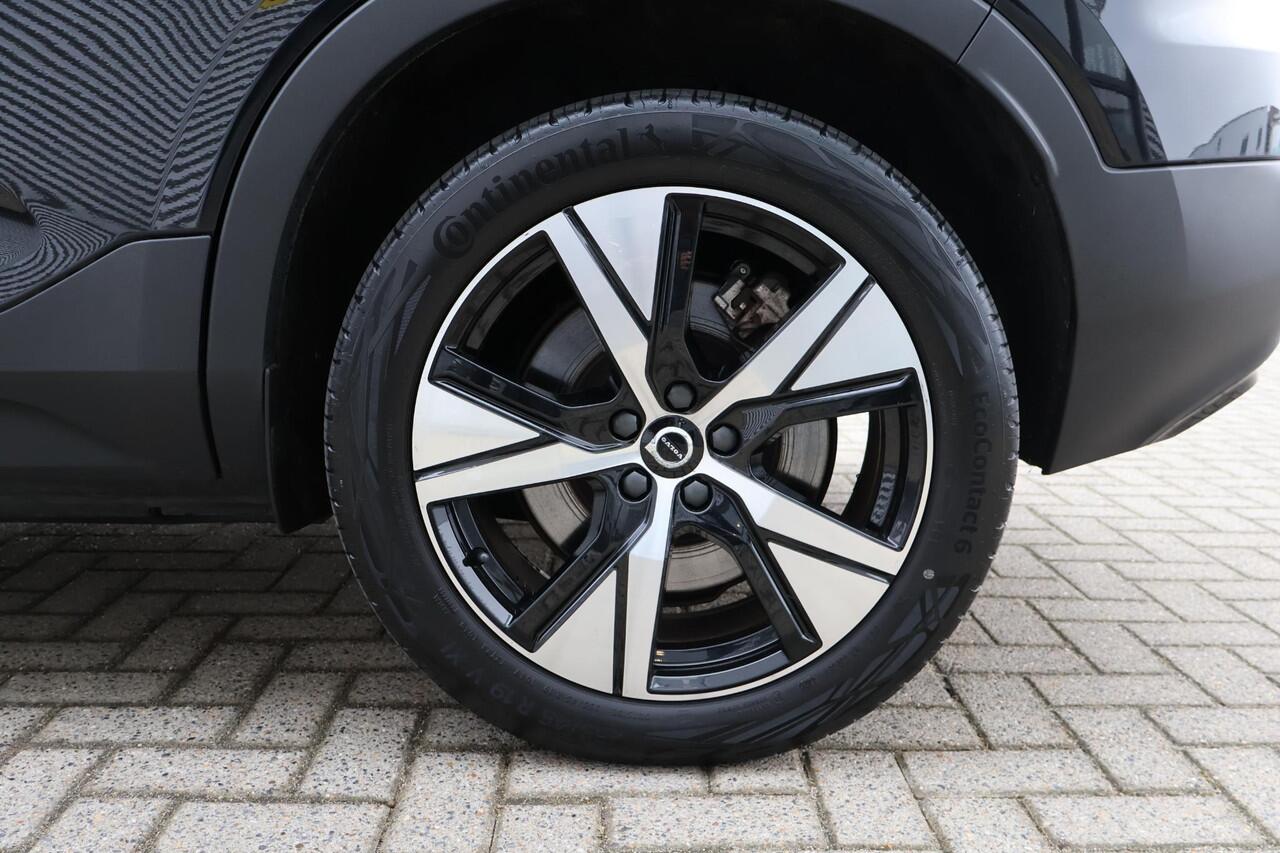 Volvo XC40 Recharge P8 AWD R-Design 1e Eigenaar | Volledig Onderh | BTW | NL-Auto | Trekhaak | Elek Stoel+memory | Elek Klep | Camera | Leder | 1 Kabel | Winterpack | Ad Cruise | Climate | Navi |