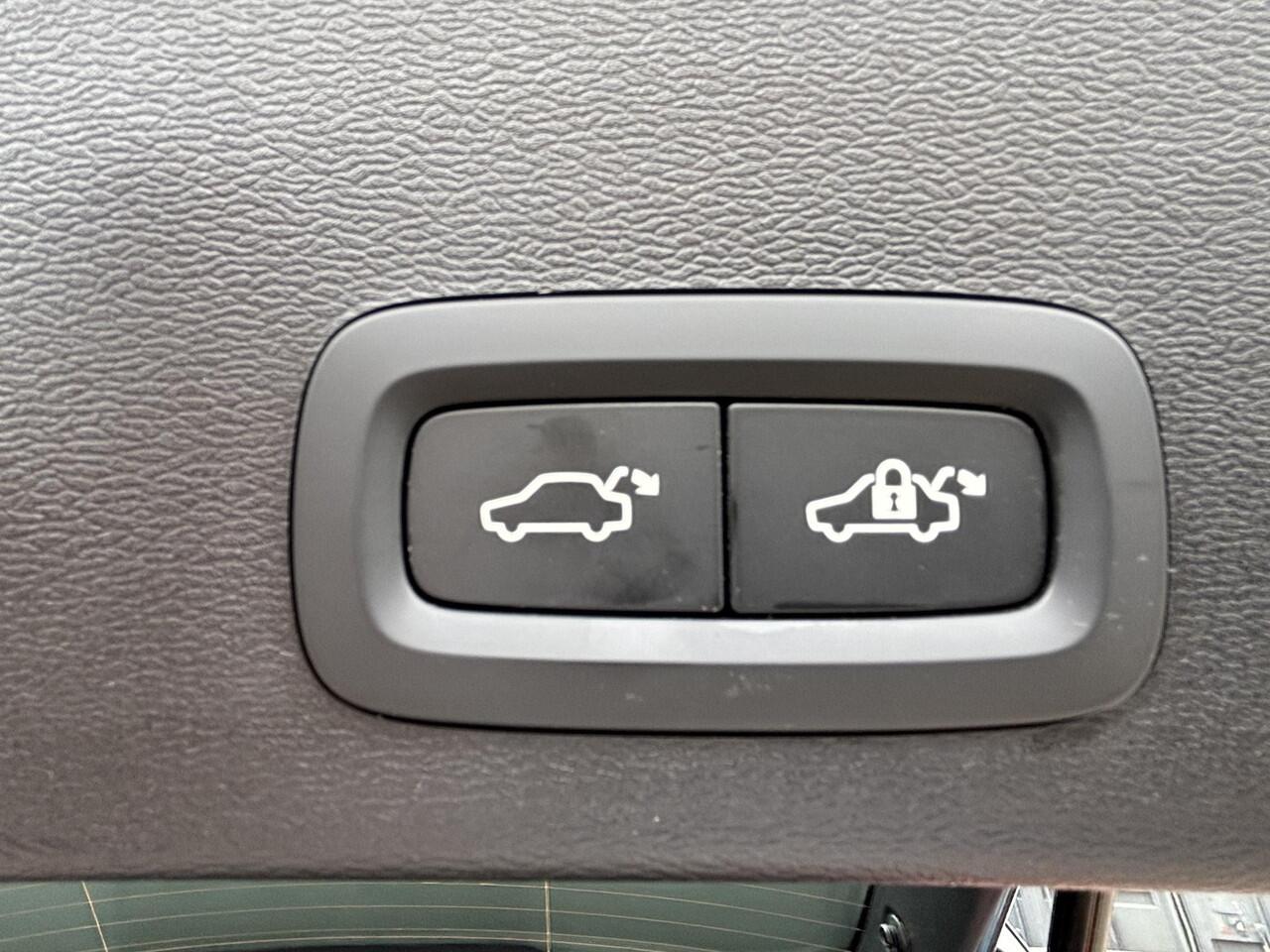 Volvo XC40 Single Motor Extended Range Plus 82 kWh Adapt. cruise Control / BLIS / Park assist camera achter / Trekhaak / Keyless drive / All season