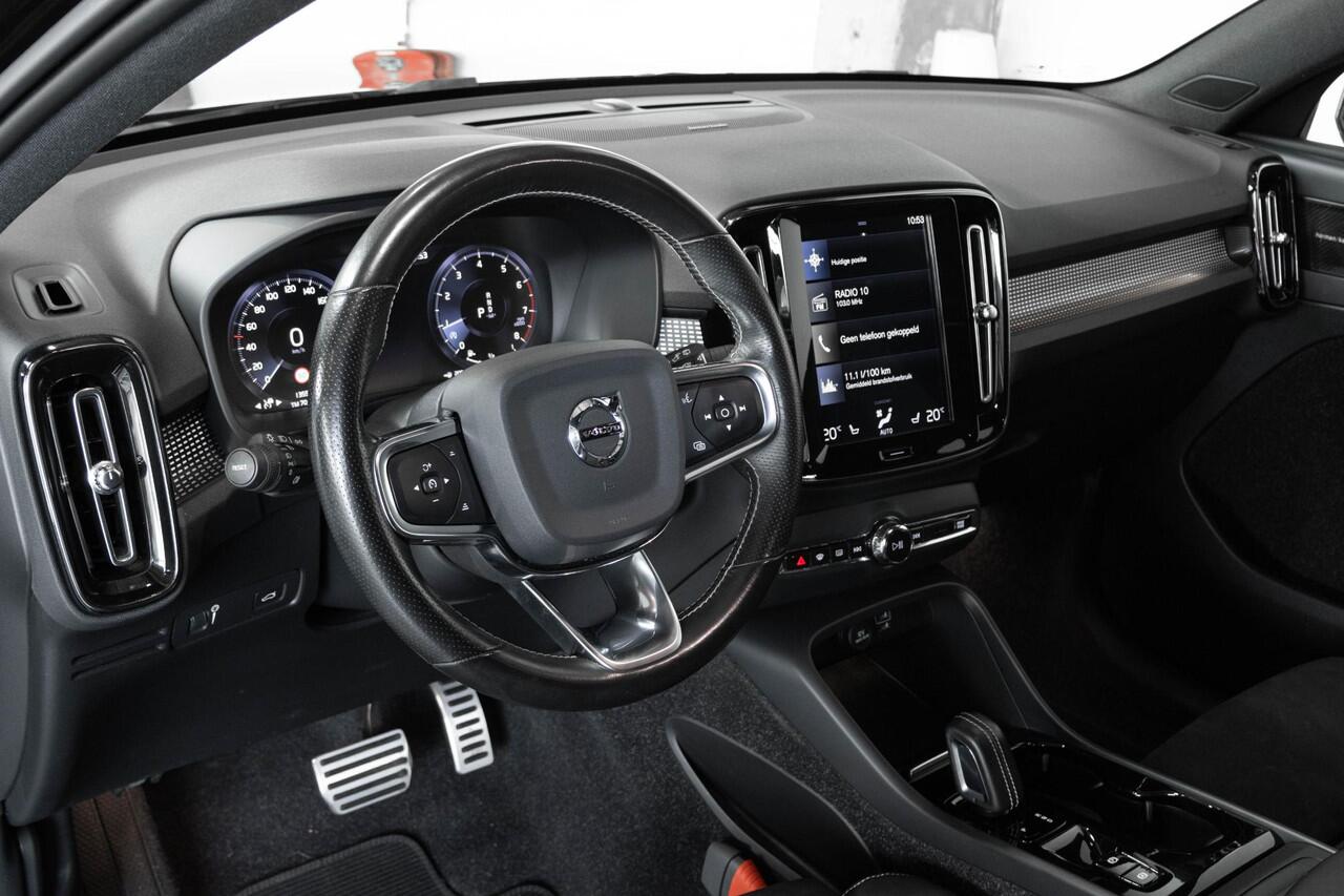 Volvo XC40 T3 Automaat R-Design | Panoramadak | 360° Parkeercamera | Adaptive Cruise Control | BLIS | Parkeersensoren voor + achter | Harman Kardon Premium Audio | BLIS | Stoelverwarming | Volvo on Call | 19'' Lichtmetalen velgen
