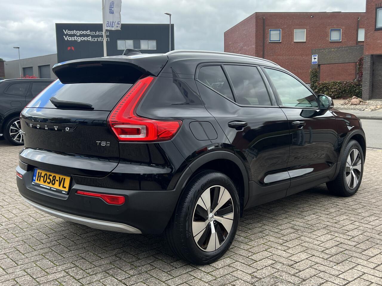 Volvo XC40 1.5 T5 Recharge 262 pk Momentum Pro Panoramadak Camera Parkeersensoren Navigatie Stoelverwarming Led Koplampen Plug In Hybride NL Auto 1e Eigenaar Lage Kilometerstand