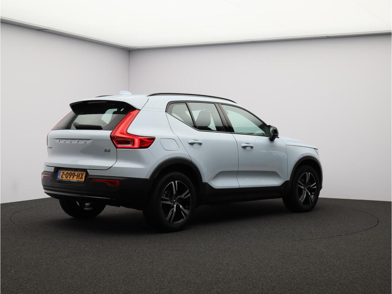 Volvo XC40 2.0 B4 Plus Dark Automaat / Trekhaak / Harman Kardon / All-Season Banden / Voorraam verwarmd