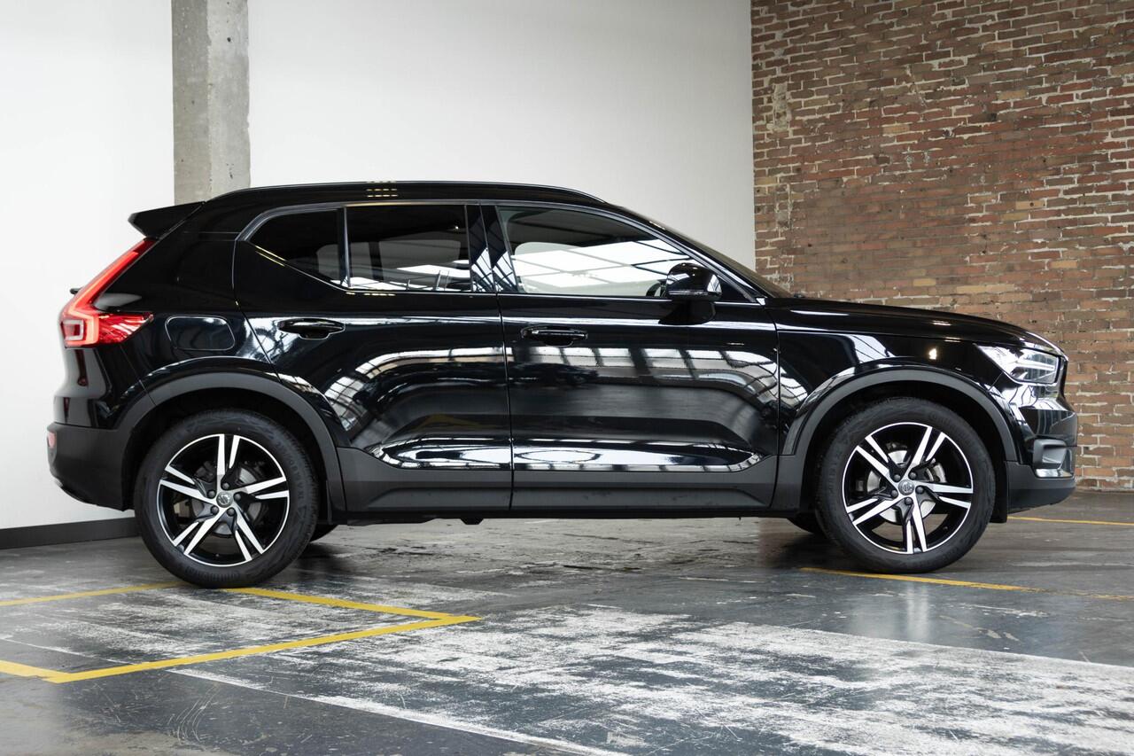 Volvo XC40 T3 Automaat R-Design | Panoramadak | 360° Parkeercamera | Adaptive Cruise Control | BLIS | Parkeersensoren voor + achter | Harman Kardon Premium Audio | BLIS | Stoelverwarming | Volvo on Call | 19'' Lichtmetalen velgen