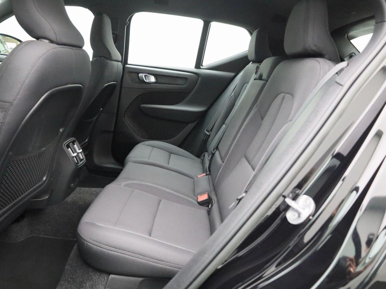 Volvo XC40 Recharge Core 232PK | Allseason-banden | Grootlicht-assistent | Achteruitrijcamera + parkeersensoren | Climate control | Apple CarPlay & Android Auto