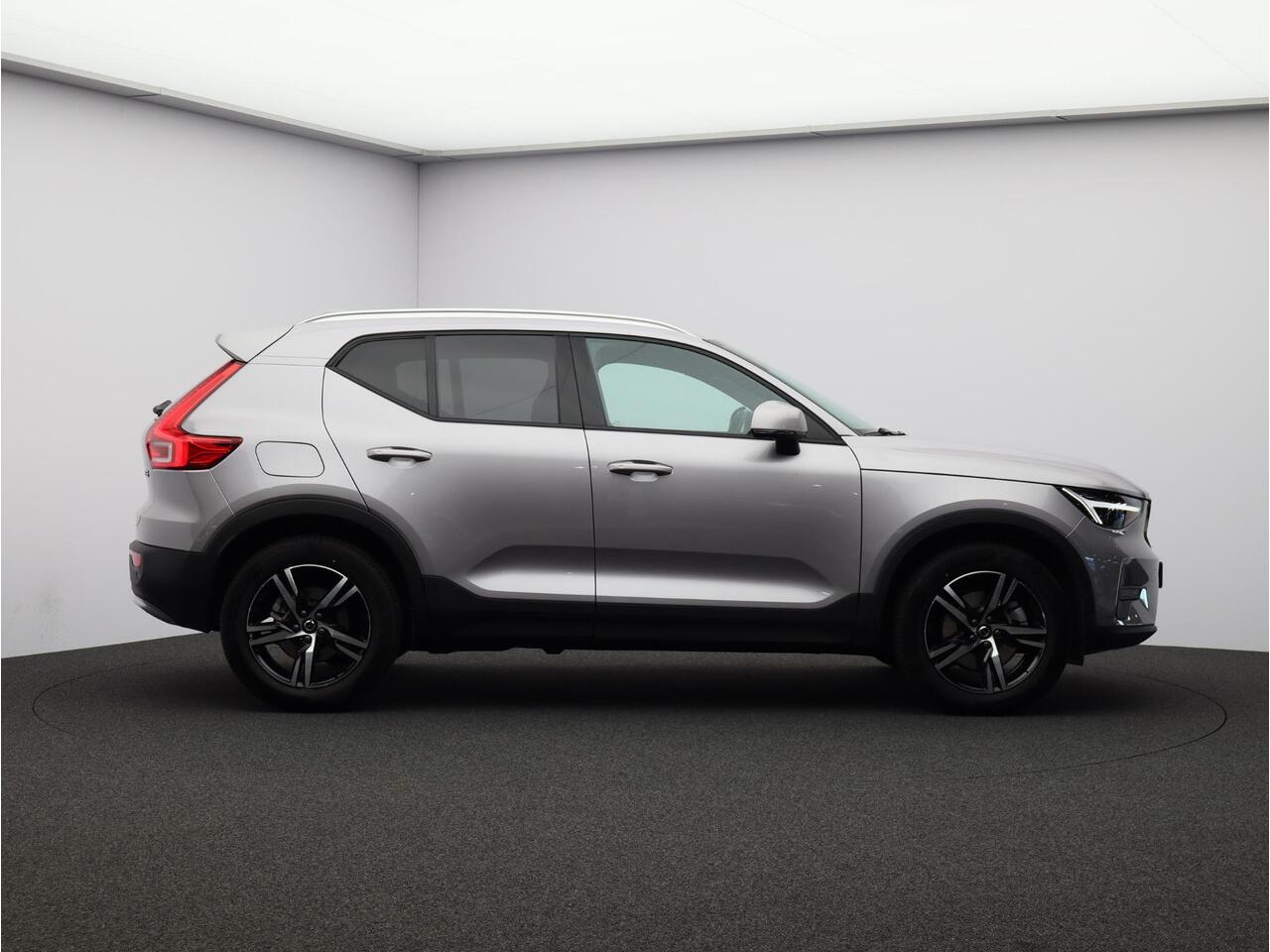 Volvo XC40 B3 163PK Core Business Edition / Adaptive Cruise / BLIS / Verwarmbaar Stuurwiel + Voorstoelen / Extra Getint Glas / 18" / Harman Kardon Audio /