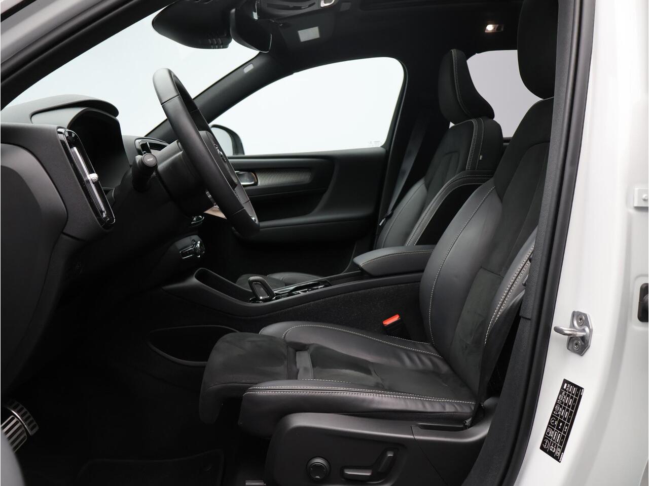 Volvo XC40 T5 Recharge R-Design / Trekhaak / Pano. Dak / Stoel- + stuurwielverwarming / 360 camera / Harman Kardon Audio / Elek. verstelbare stoelen / Pilot Assist