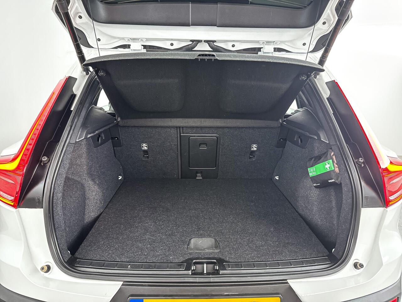 Volvo XC40 T2 Aut. Business Pro | Panoramadak | Stoel- en stuurverwarming | Parkeercamera | Trekhaak