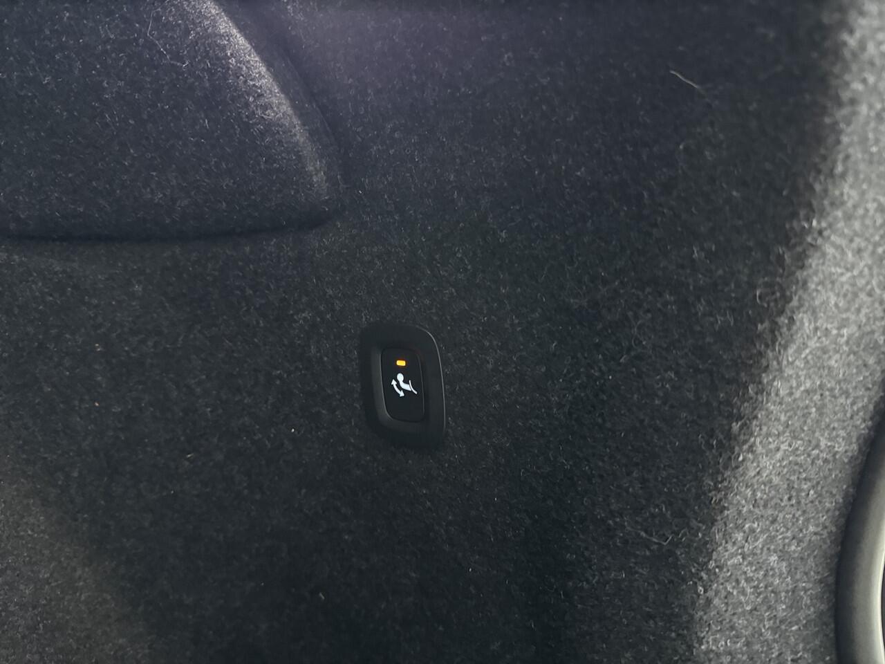 Volvo XC40 T5 262pk Plus Dark / Nubuck / Elektr. verstelbare stoelen / Stoel/- en stuurverwarming / Trekhaak /