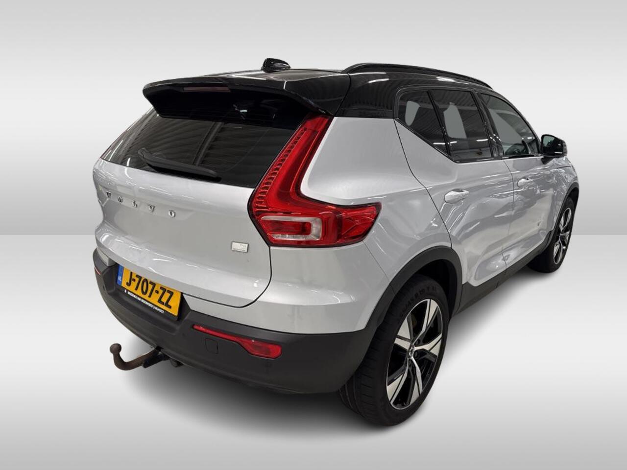 Volvo XC40 Recharge P8 AWD R-Design / Trekhaak / Camera / Keyless / Harman Kardon / 19'' / Half leder / Stuur+Stoelverwarming / DAB / Dodehoek / ACC
