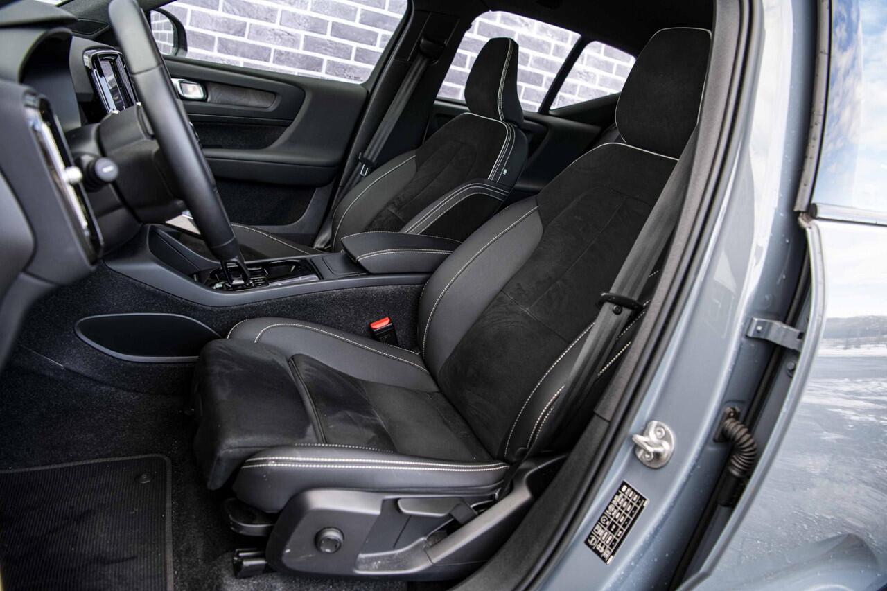 Volvo XC40 Recharge Plus 70 kWh | Adaptive Cruise Control | Dodehoek Detectie | SOH 95% | Stoel en Stuurverwarming | 20" | Nubuck Bekleding |