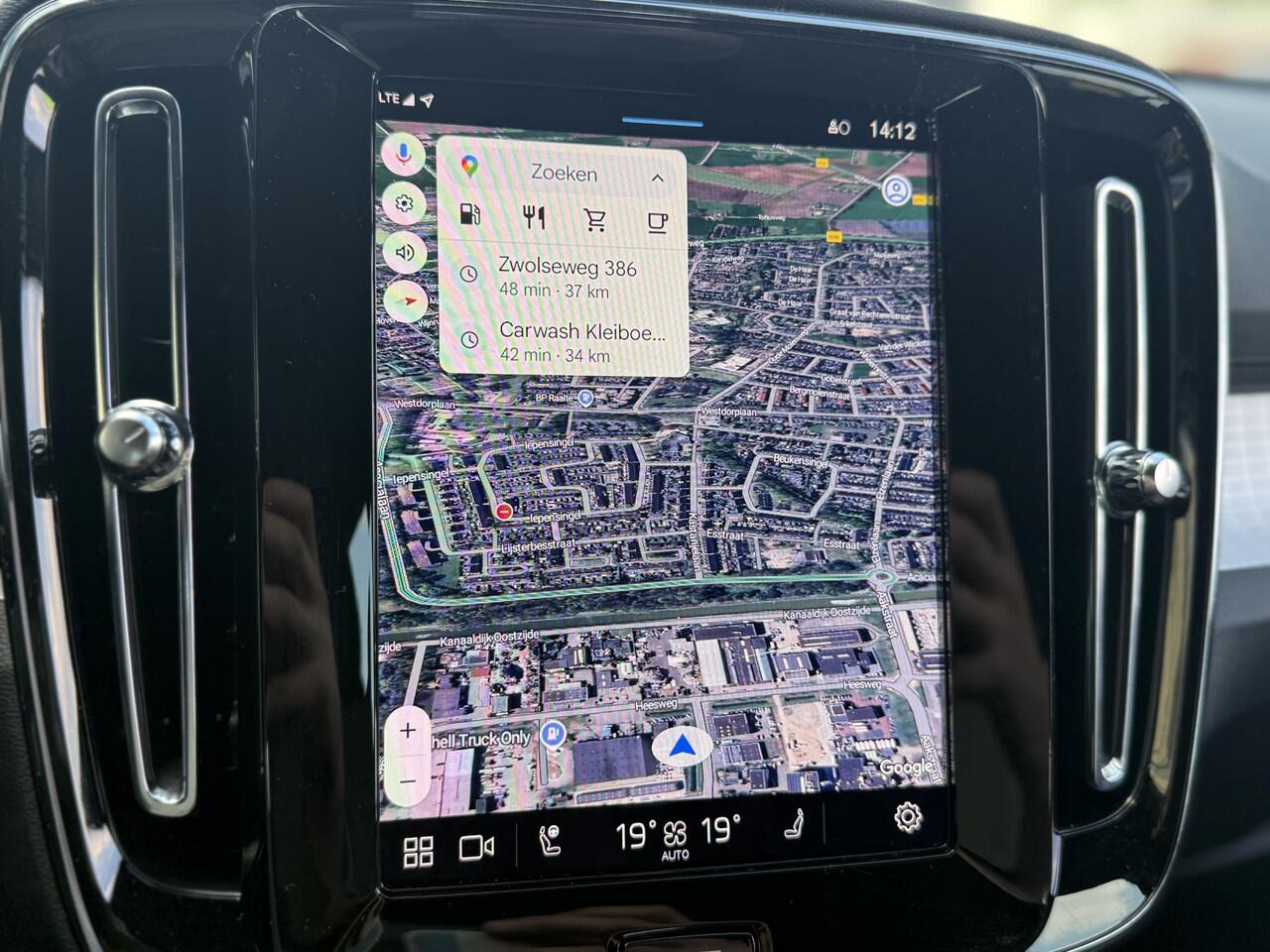 Volvo XC40 2.0 B4 Plus Dark | Trekhaak | 19" | Adaptieve cruise control | Harman & Kardon | Elektrisch verstelbare voorstoelen | Stoel/stuur verwarming |