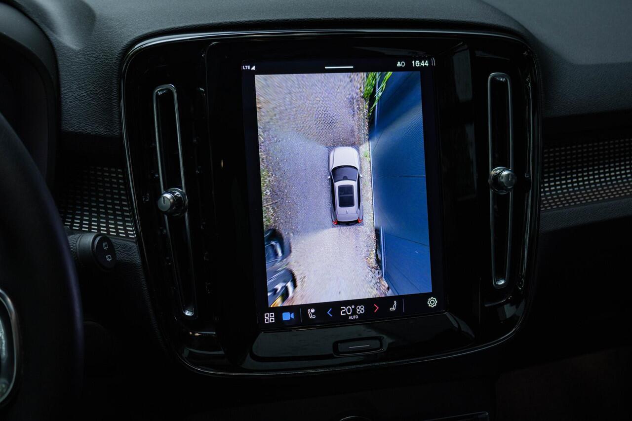 Volvo XC40 Recharge Pro | Trekhaak | 360 graden Camera | Panoramisch schuif-/kanteldak | All Season banden | Dodehoekbewaking | Apple Car Play | Elektrische achterklep | Elektrisch verstelbare bestuurdersstoel met memory |