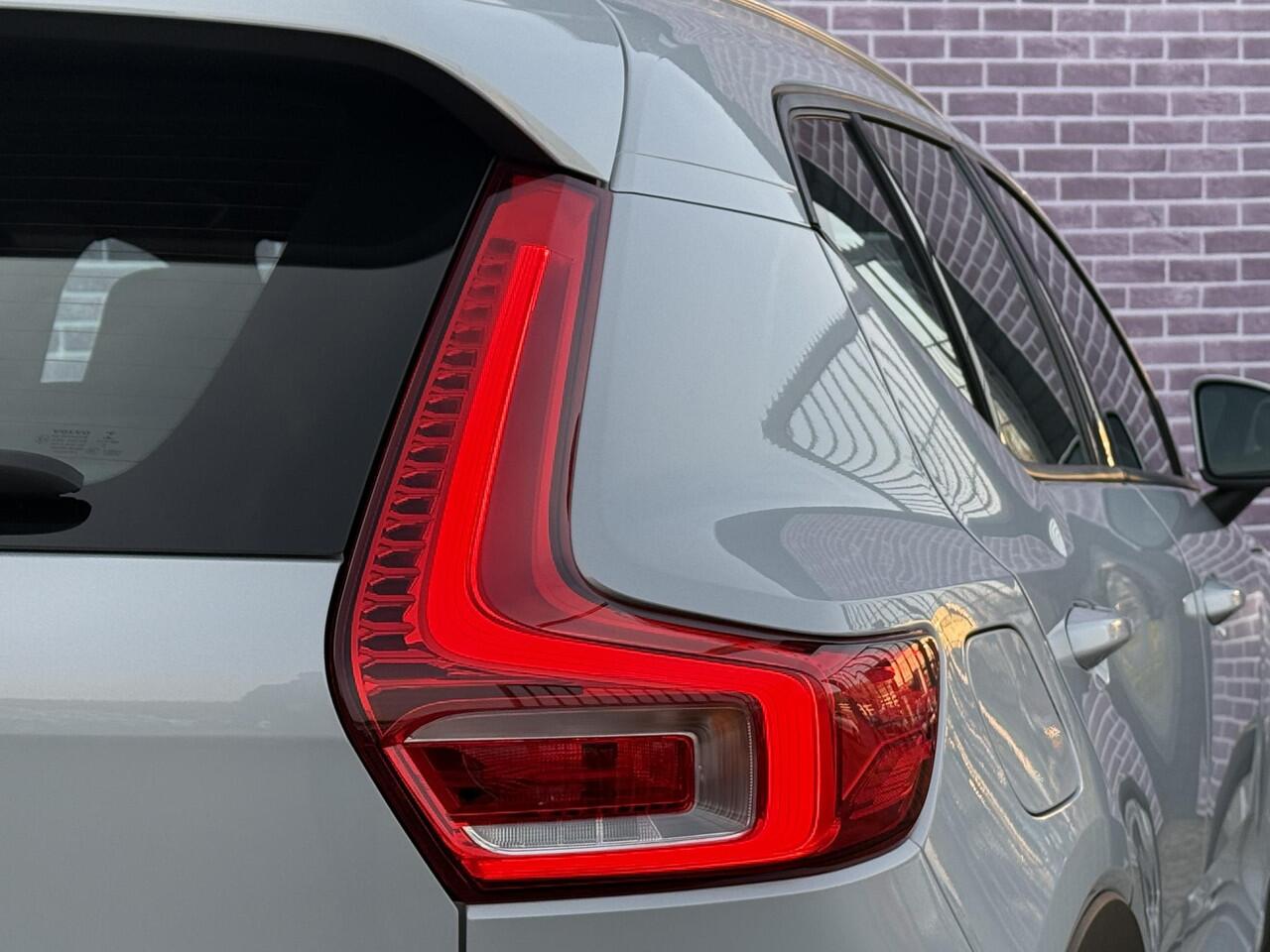 Volvo XC40 1.5 T2 Momentum Business LED | Keyless Entry/Start | parkeercamera | Parkeersensoren voor+achter | Adaptieve cruise control | Apple CarPlay/Android Auto |