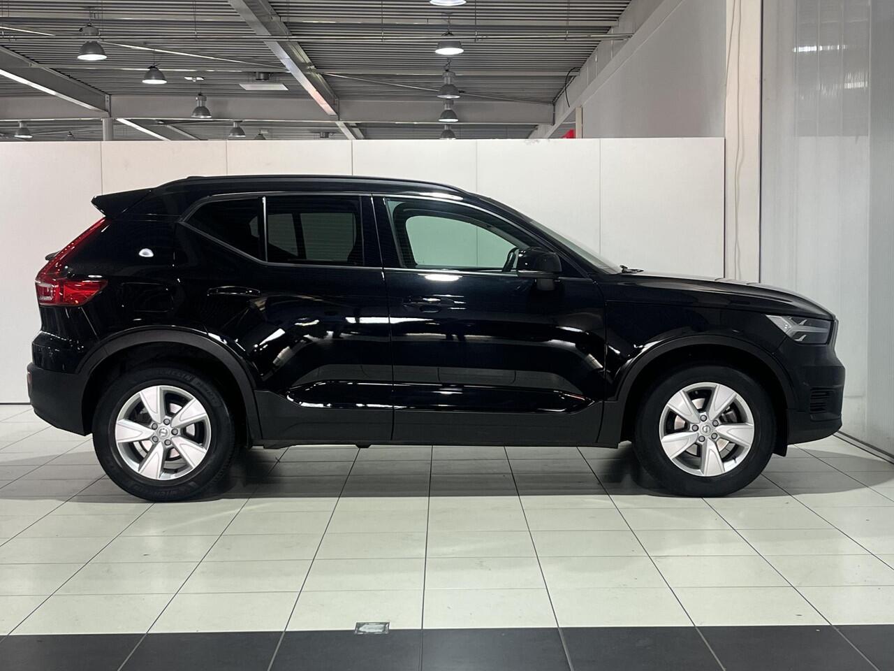 Volvo XC40 1.5 T2 Momentum | LED Koplampen | Parkeersensoren voor en achter | Camera | Navigatie | Dealer onderhouden |