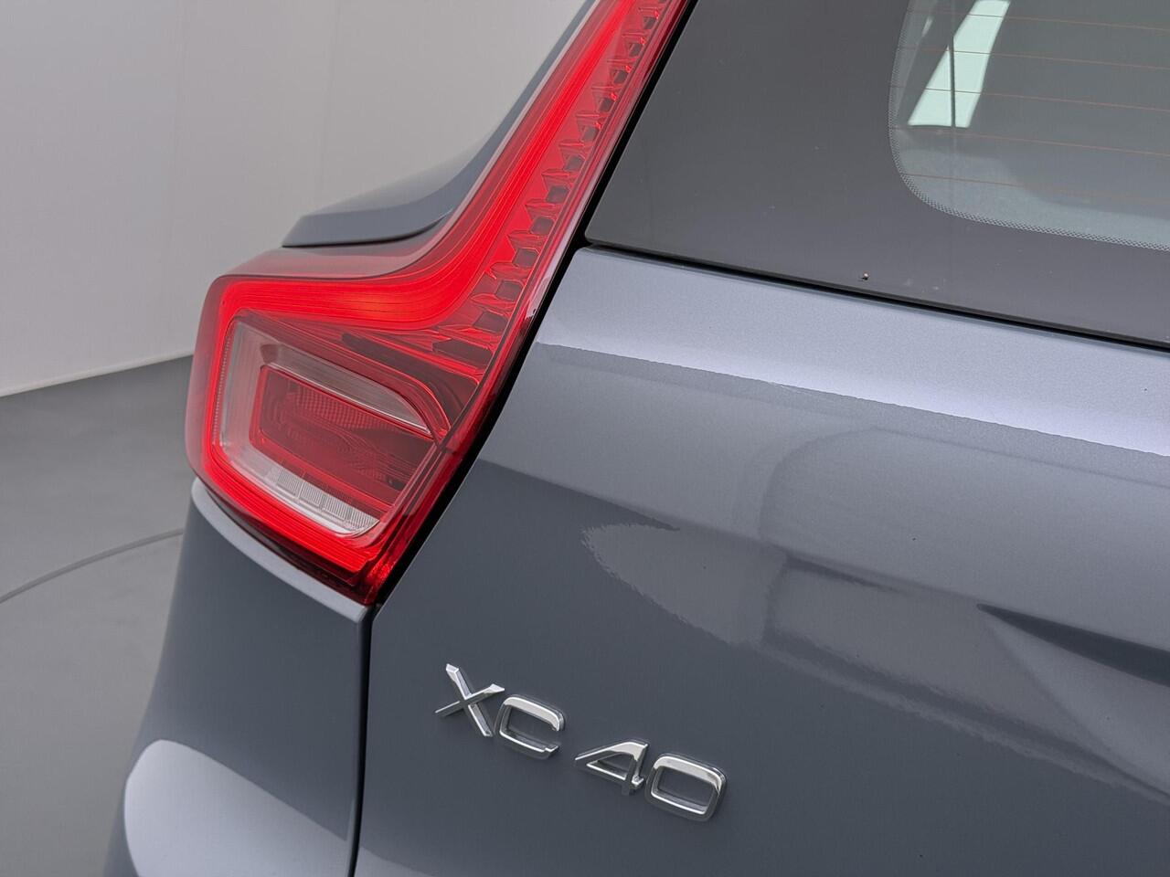 Volvo XC40 Recharge Core 70 kWh | ACHTERUITRIJCAMERA | APPLE CARPLAY | CRUISE CONTROL | DRAADLOZE TELEFOON LADER | RIJKLAARPRIJS INCL. 12 MND BOVAG GARANTIE