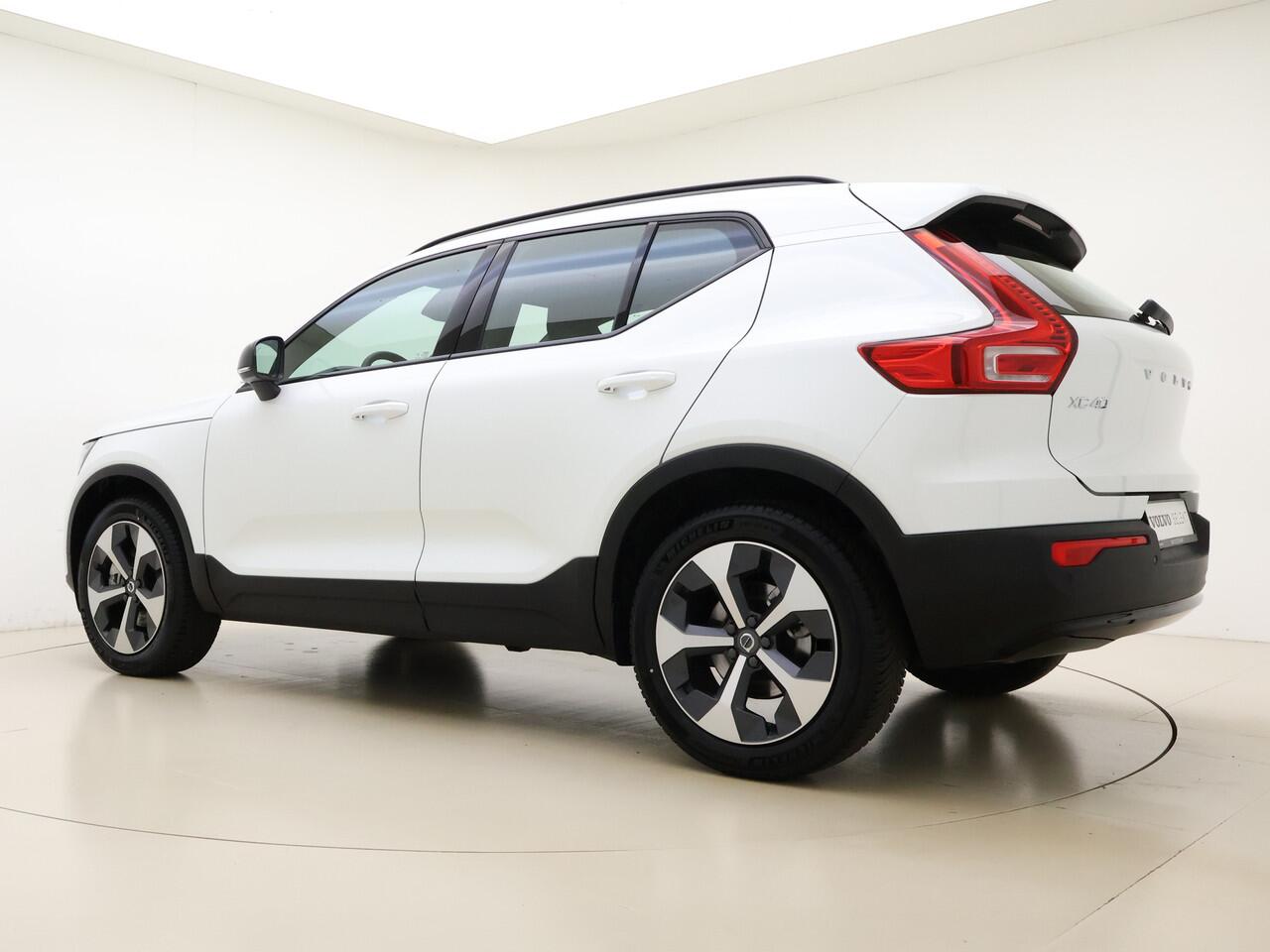 Volvo XC40 B4 211pk Plus Dark / Harman en Kardon audio / Keyless entry / Elektr. stoelen / Trekhaak / Stoel /- en stuurverwarming / Camera /