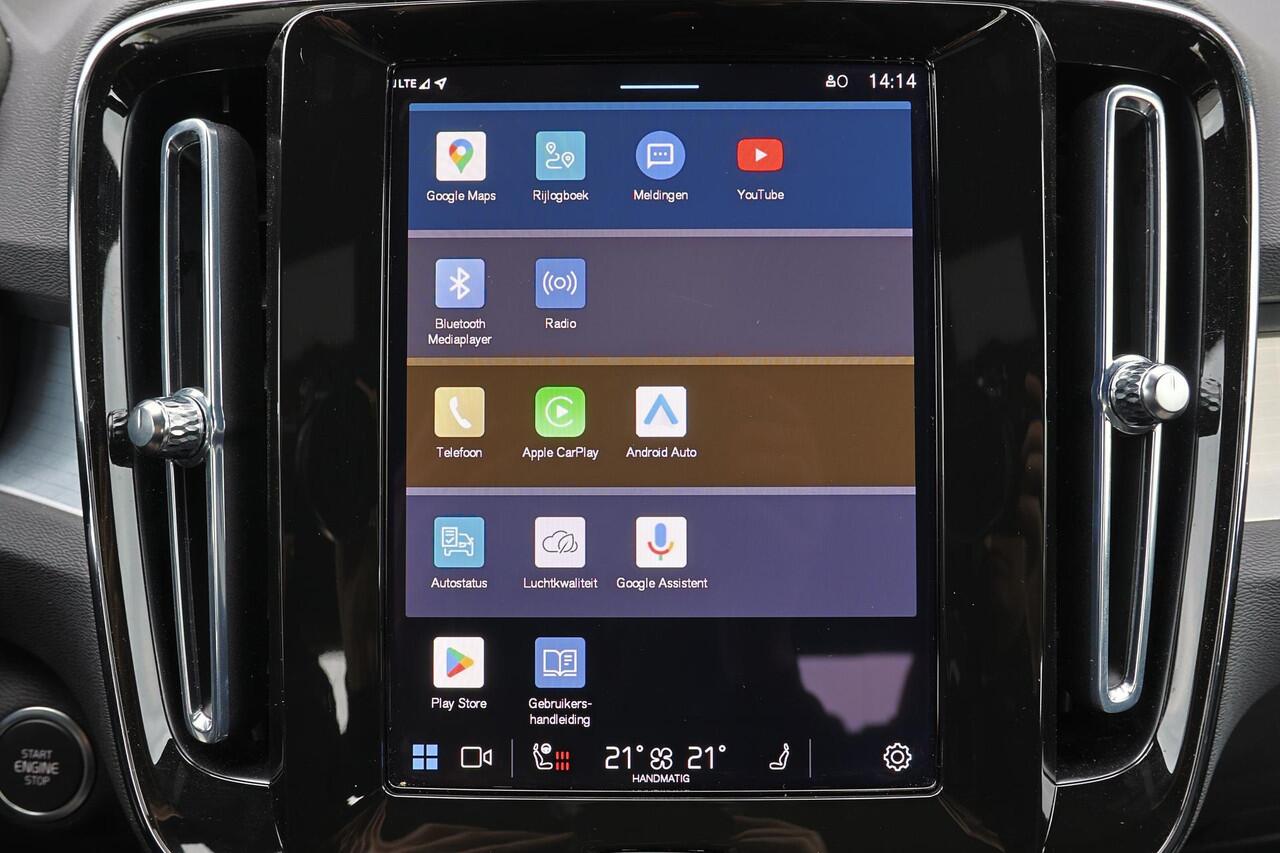 Volvo XC40 B4 Plus Dark - IntelliSafe Assist & Surround - Harman/Kardon audio - Parkeercamera achter - Verwarmde voorstoelen & stuur - Parkeersensoren voor & achter - Elektr. bedienb. voorstoelen met geheugen links - Draadloze tel. lader - Elektr. inklapbare trekhaa