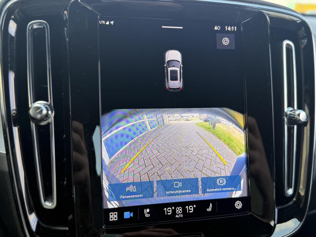 Volvo XC40 2.0 B4 Plus Dark | Trekhaak | 19" | Adaptieve cruise control | Harman & Kardon | Elektrisch verstelbare voorstoelen | Stoel/stuur verwarming |