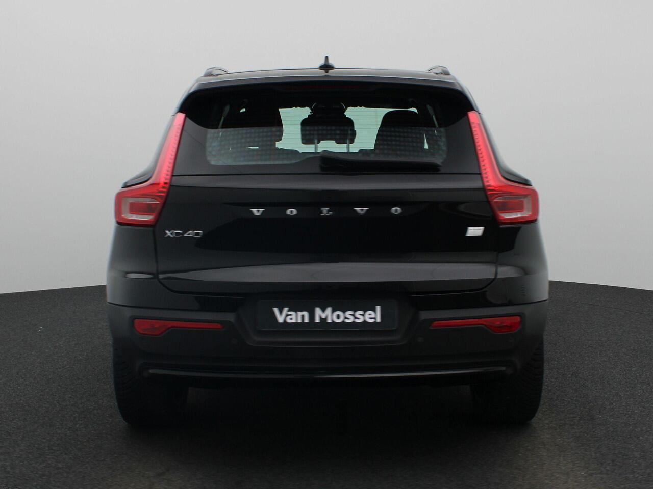 Volvo XC40 Recharge Core 232PK | Allseason-banden | Grootlicht-assistent | Achteruitrijcamera + parkeersensoren | Climate control | Apple CarPlay & Android Auto