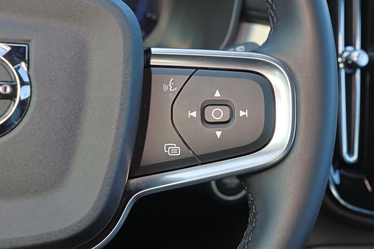 Volvo XC40 B4 Plus Dark - IntelliSafe Assist & Surround - Harman/Kardon audio - Parkeercamera achter - Verwarmde voorstoelen & stuur - Parkeersensoren voor & achter - Elektr. bedienb. voorstoelen met geheugen links - Draadloze tel. lader - Elektr. inklapbare trekhaa