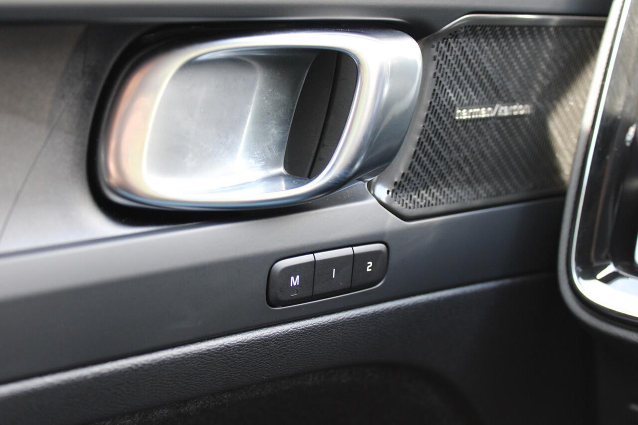 Volvo XC40 1.5 T4 Plug-in hybrid Plus Dark | Trekhaak | H/K | Pilot Assist | Memory | Navigatie | 360 Camera