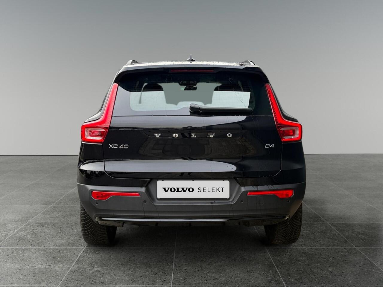 Volvo XC40 2.0 B4 Plus Dark | Keyless Entry | Stoelverwarming | Elektrische kofferklep | Adaptieve Cruise Control |