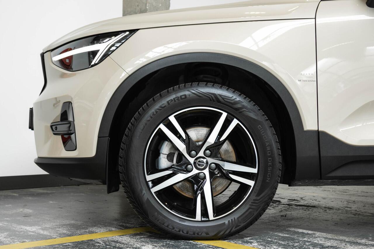 Volvo XC40 B4 Plus Dark | Verwarmde Voorstoelen+Stuurwiel | Verwarmde voorruit | Semi-Elektrische Trekhaak | Harman Kardon Premium Audio | Apple Carplay / Android Auto | Electrisch bedienbare voorstoelen | Google infotaiment