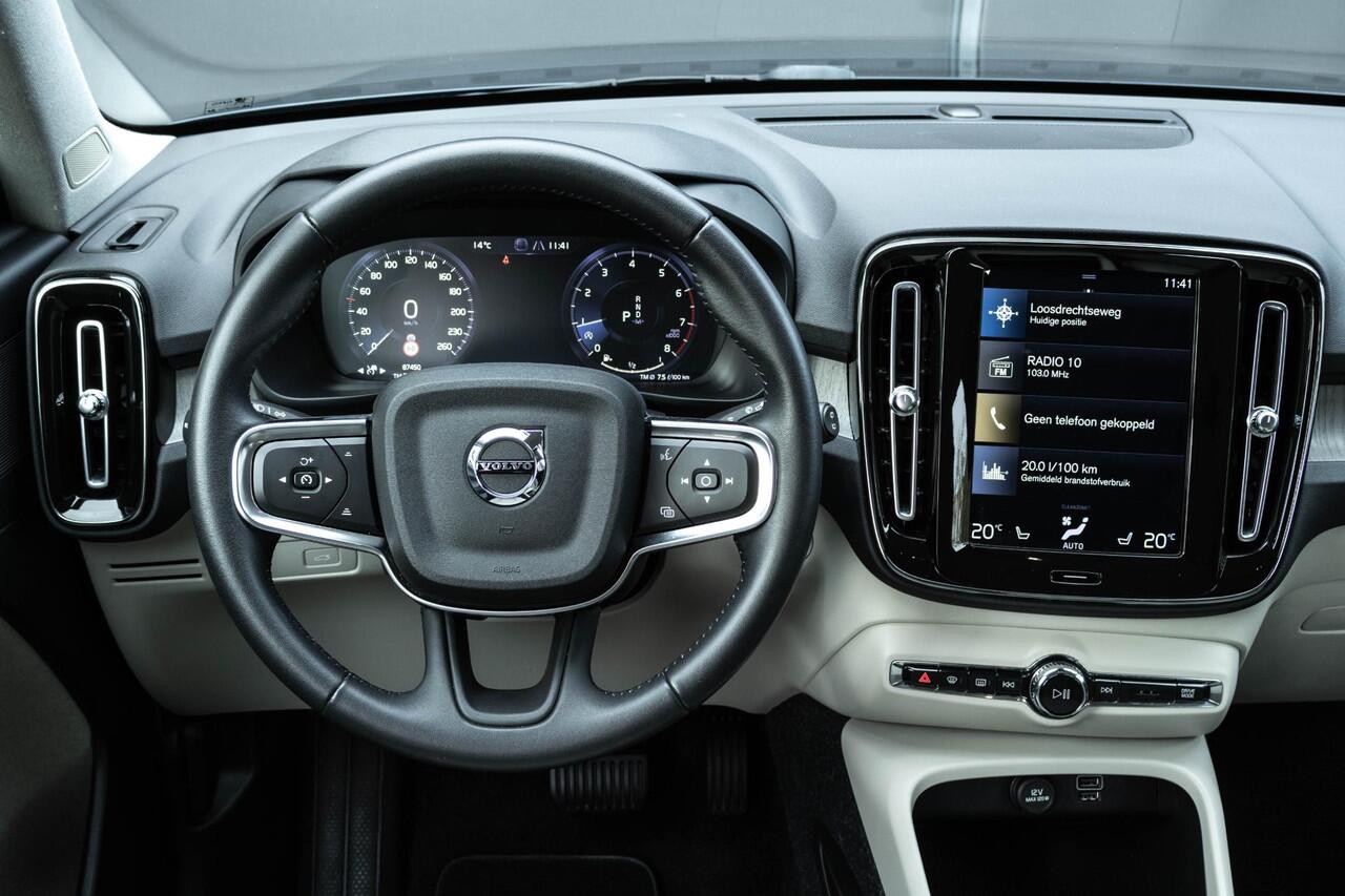 Volvo XC40 T2 Inscription | Parkeercamera | Fullmap Navigatie | Verwarmbare voorstoelen en Stuurwiel | Lederen bekleding | Semi Elektrische Trekhaak | BLIS | Adaptieve Cruise Control |
