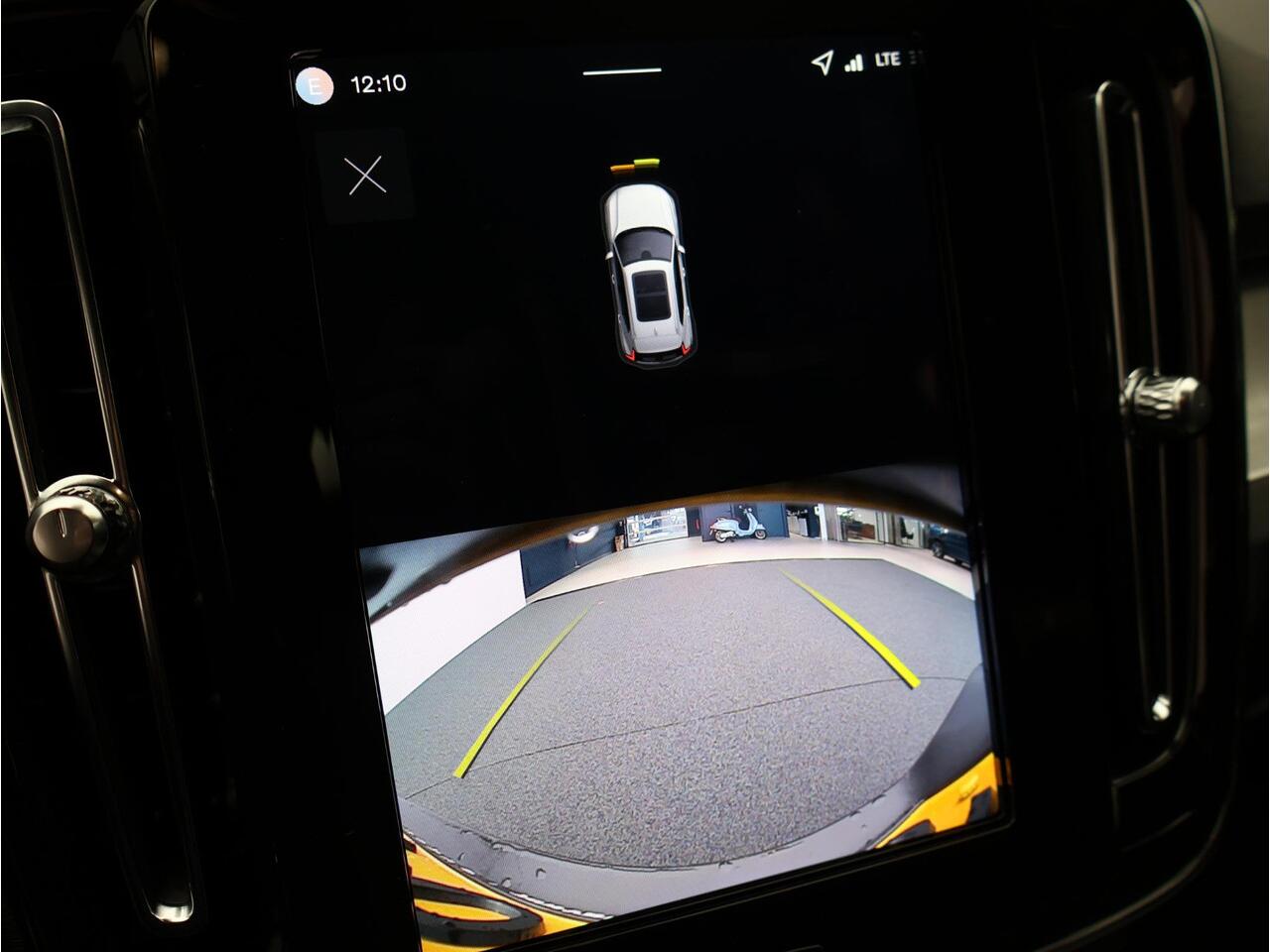 Volvo XC40 B4 197PK Plus Dark / All Season / Harman Kardon / BLIS / Adaptive Cruise / 19" / Verwarmbare Voorstoelen + Stuurwiel / Elekt. Verst. Stoelen /