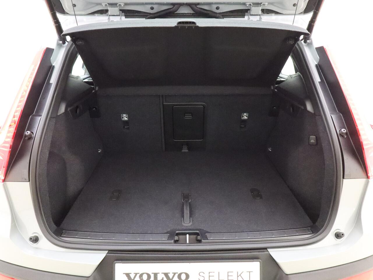 Volvo XC40 B4 211pk Plus Dark / Harman&Kardon / El. Trekhaak / El. Stoelen / Stoel + Stuurw. Verwarming / BLIS / ACC / PDC + CAM / Verw. Voorruit /