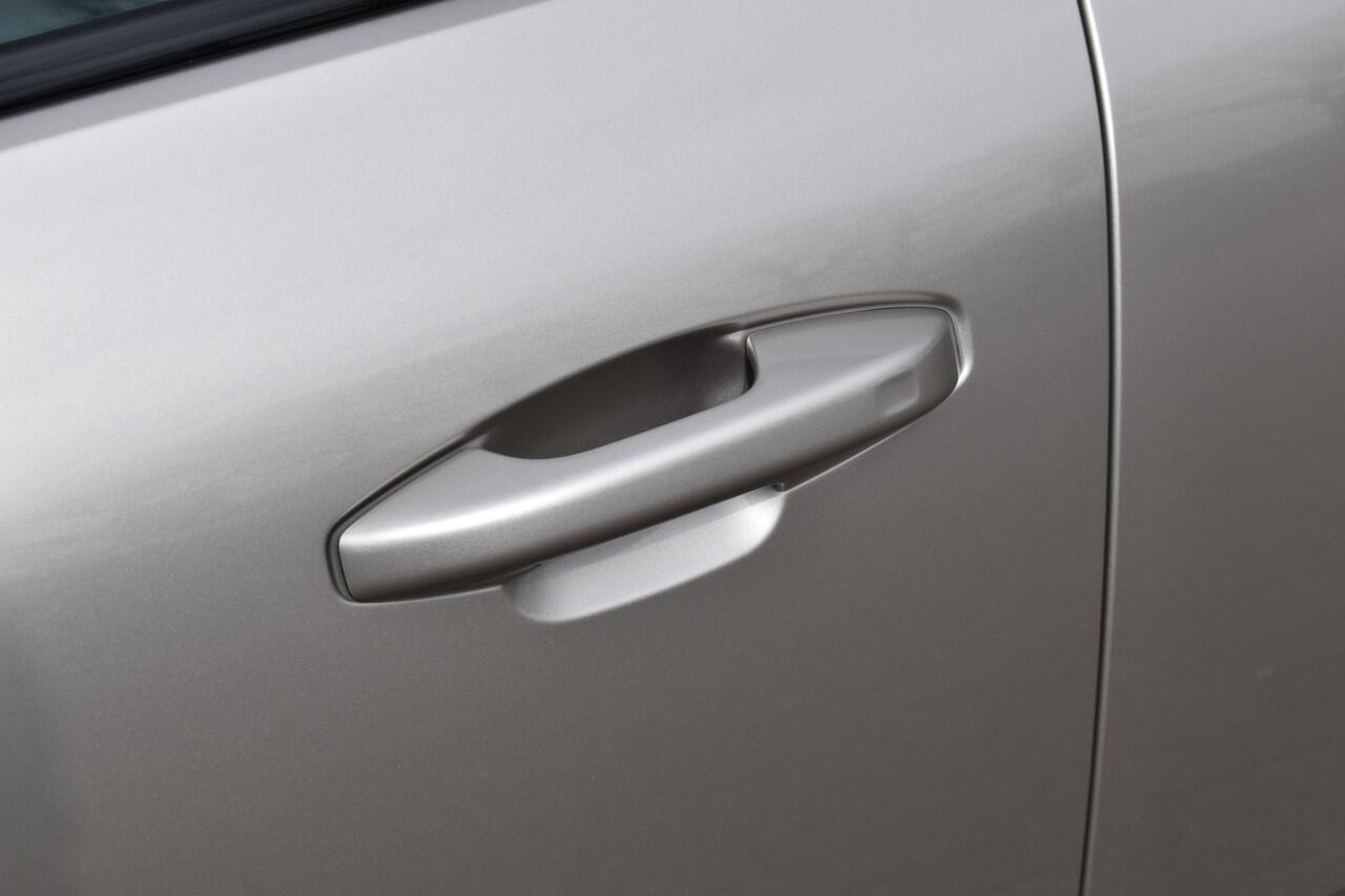 Volvo XC40 Twin 408PK AWD Plus 82 kWh | Trekhaak | ACC | Elektr. stoel | Camera | Stuurverwarming | 19"LMV