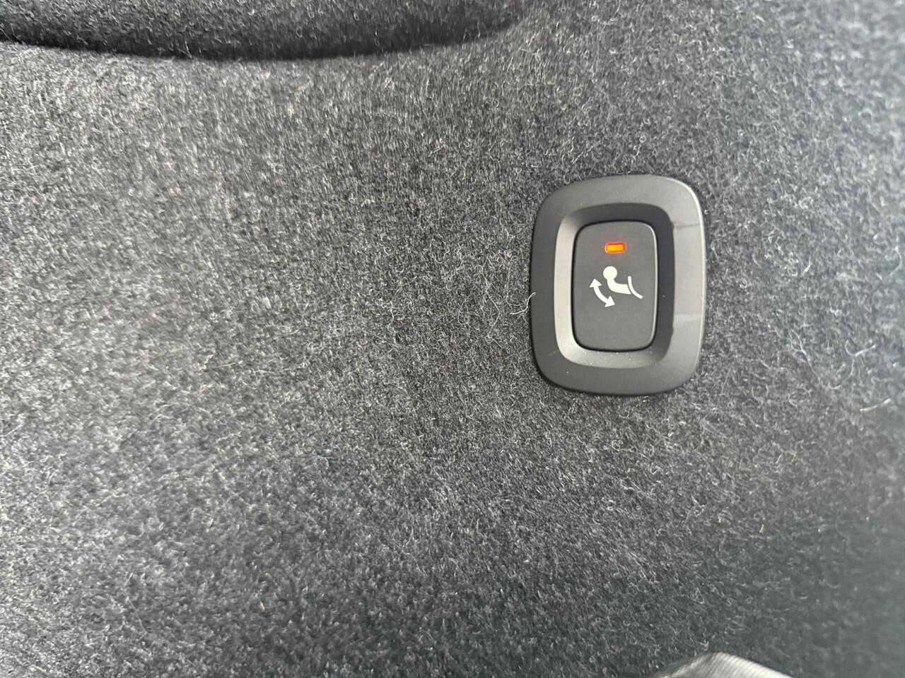 Volvo XC40 2.0 B4 Plus Dark | Keyless Entry | Stoelverwarming | Elektrische kofferklep | Adaptieve Cruise Control |