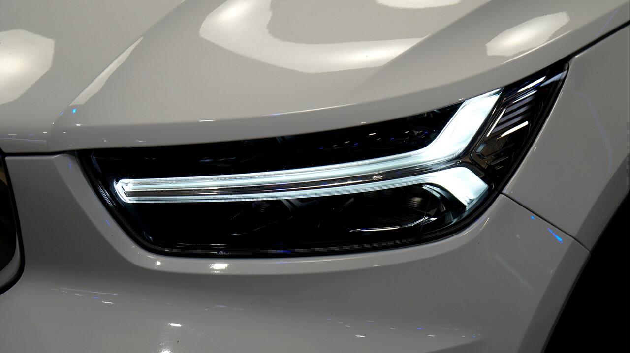 Volvo XC40 1.5 T4 Recharge 155kW/211pk DCT7 Inscription Exp. PANORAMADAK + ADAPT.CRUISE + PILOT ASSIST + EL.TREKHAAK + CAMERA + APPLE CARPLAY/ANDROIS AUTO + NAVI SENSUS + KEYLESS ENTRY&GO + HIGH PERF. LED + DRIVE MODES + PARKSENSOREN V&A + 18" LM-VELGEN!!