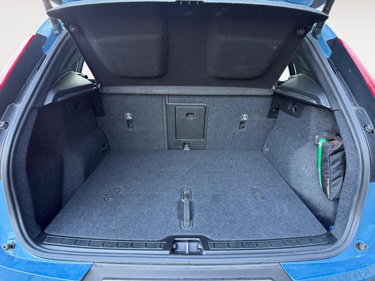 Volvo XC40 2.0 B4 Plus Dark | Trekhaak | Stoelverwarming | Keyless Entry | Elektrische kofferklep |