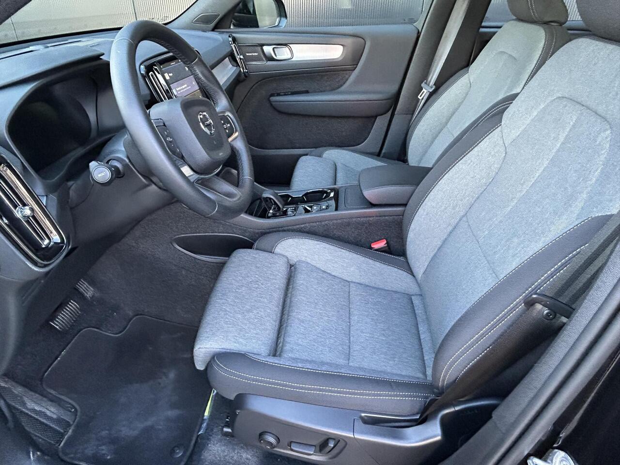 Volvo XC40 2.0 B4 Plus Dark Elektr. Stoelverstelling / Harman Kardon audio / park assist camera / Trekhaak / Keyless Drive / All season banden