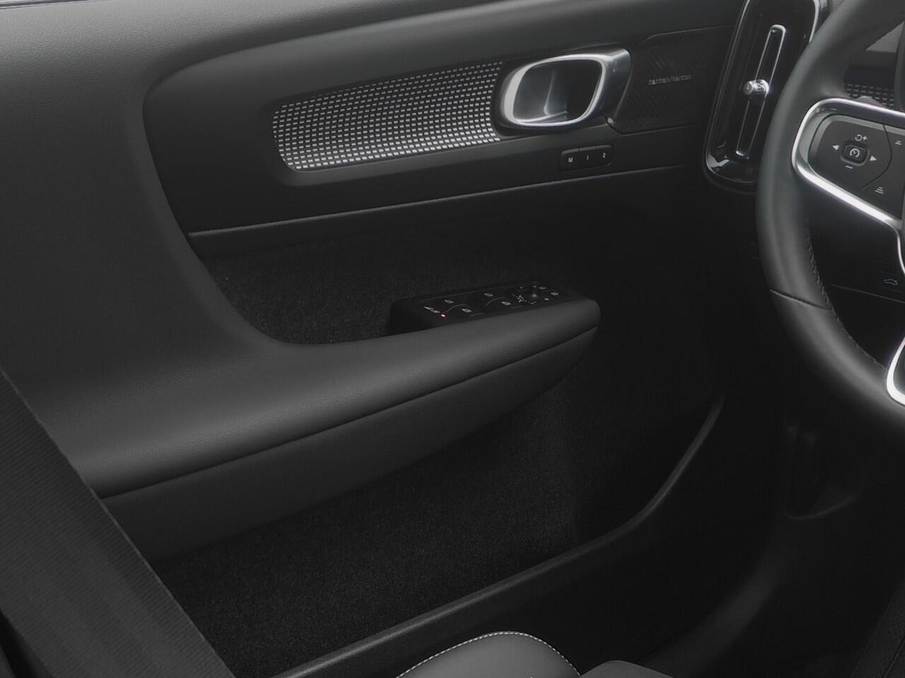 Volvo XC40 2.0 B3 Ultimate Bright | PANO | 360° | H&K | KEYLESS | STOEL- EN STUURVERW.