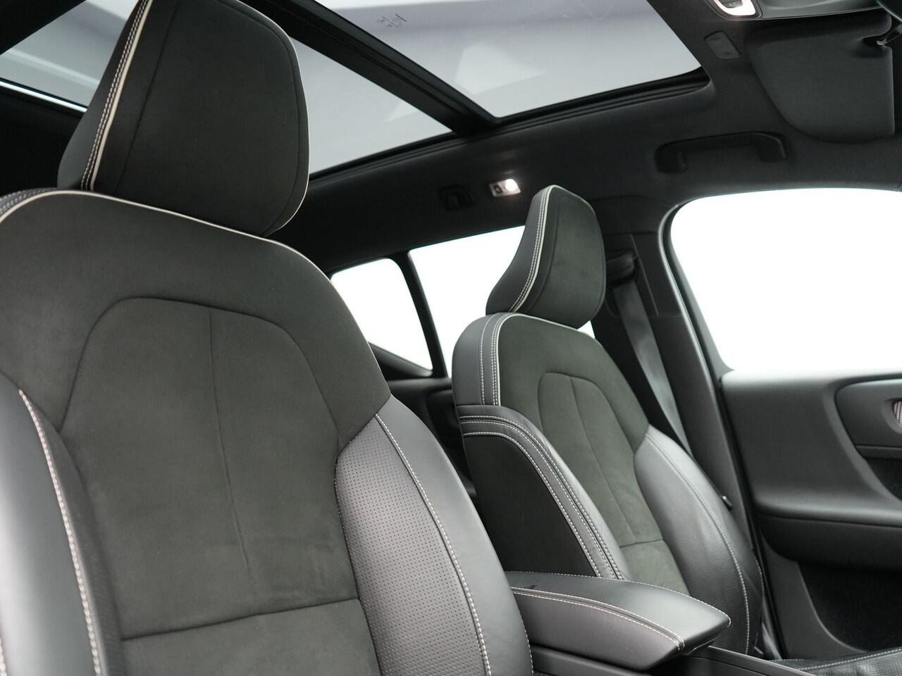 Volvo XC40 T5 Twin Engine R-Design Plug In Hybrid 262pk Dealer O.H. PHEV | Panodak | Camera | Harman & Kardon | Apple Carplay | Cruise Control | Navigatie | 19"L.M | Virtual |