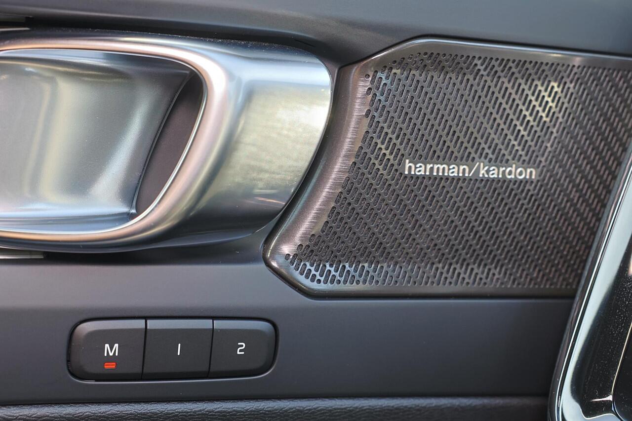 Volvo XC40 T5 Recharge Plus Dark - IntelliSafe Assist - 360º Camera - Harman/Kardon audio - Verwarmde voorstoelen & stuur - Parkeersensoren voor & achter - Elektr. bedienb. voorstoelen met geheugen links - Draadloze tel. lader - Extra getint glas - 19' LMV