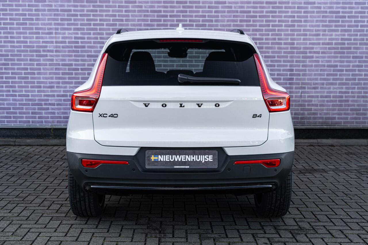 Volvo XC40 B4 Plus Black Edition | Google | Schuif-/Kanteldak | 360 Camera | Adaptieve Cruise | Getint Glas | Memory | Harman Kardon Audio | Zitverlenging | Keyless | 20" LM