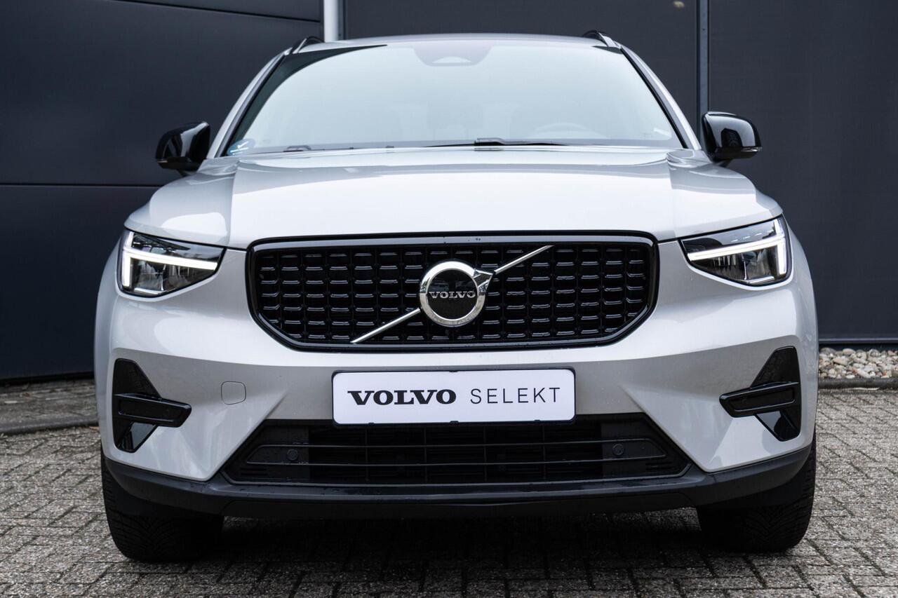 Volvo XC40 B4 Plus Dark | Verwarmbare Voorstoelen en Stuurwiel | Semi-Elektrische Trekhaak | Verwarmbare Voorruit | Premium Audio by Harman Kardon | Adaptieve Cruise Control | Park Assist