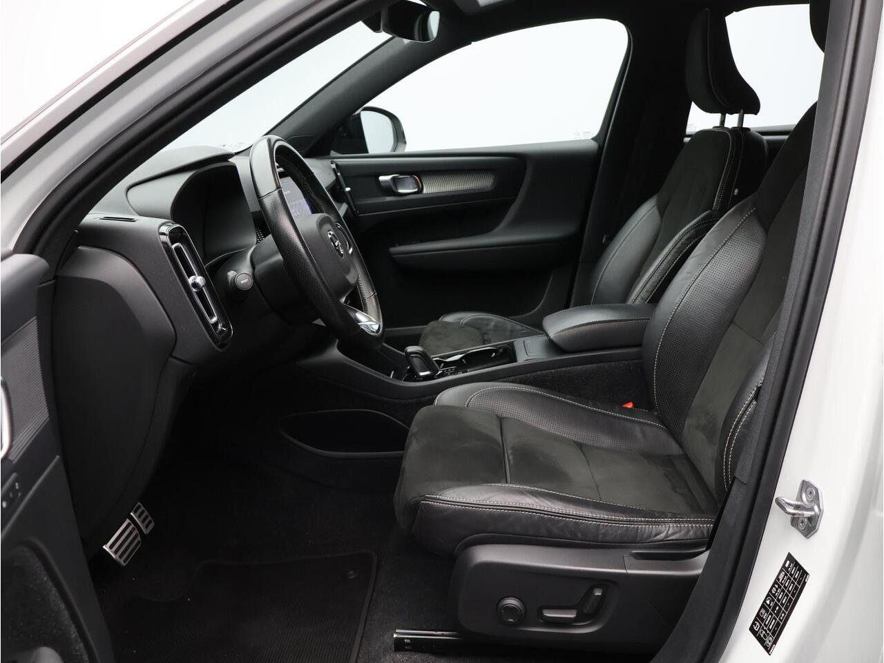 Volvo XC40 Recharge P8 AWD R-Design 93% SOH / Trekhaak / Elektr. bed. stoelen / Stuur+stoelverwarming / Keyless / Adaptive Cruise / Pilot Assist /