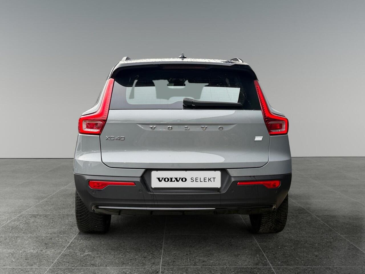 Volvo XC40 Single Motor Extended Range Plus 82 kWh | Trekhaak | Stoelverwarming | Adaptieve Cruise Control |