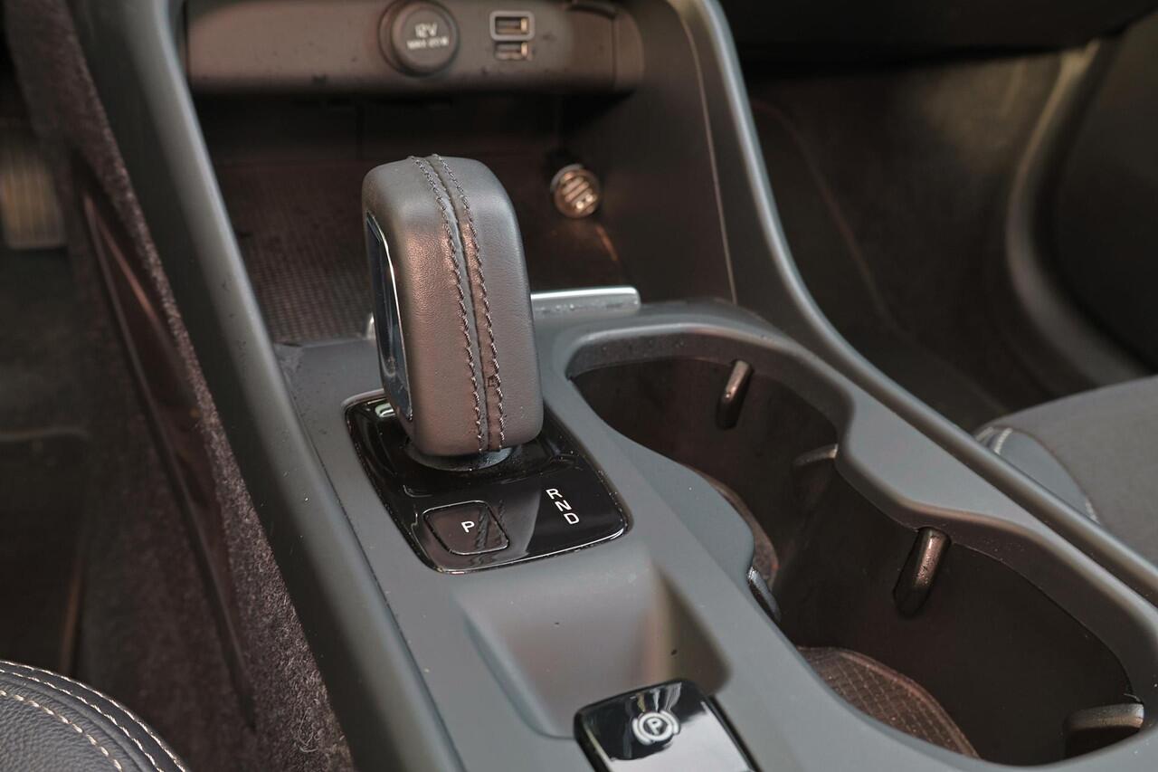 Volvo XC40 T3 Momentum Pro - Intellisafe Assist/Surround - Sensus Navi - LED-koplampen - Climate Control - Parkeercamera achter - Parkeersensoren v/a - Trekhaak semi elektrisch inklapbaar