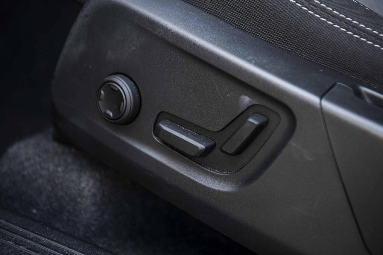 Volvo XC40 2.0 B3 Plus Black Edition | Stuur/Stoelverwarming | Pixel LED Koplampen | 20" Velgen | 360 Camera | Adaptive Cruise Control | Getint Glas | BLIS |