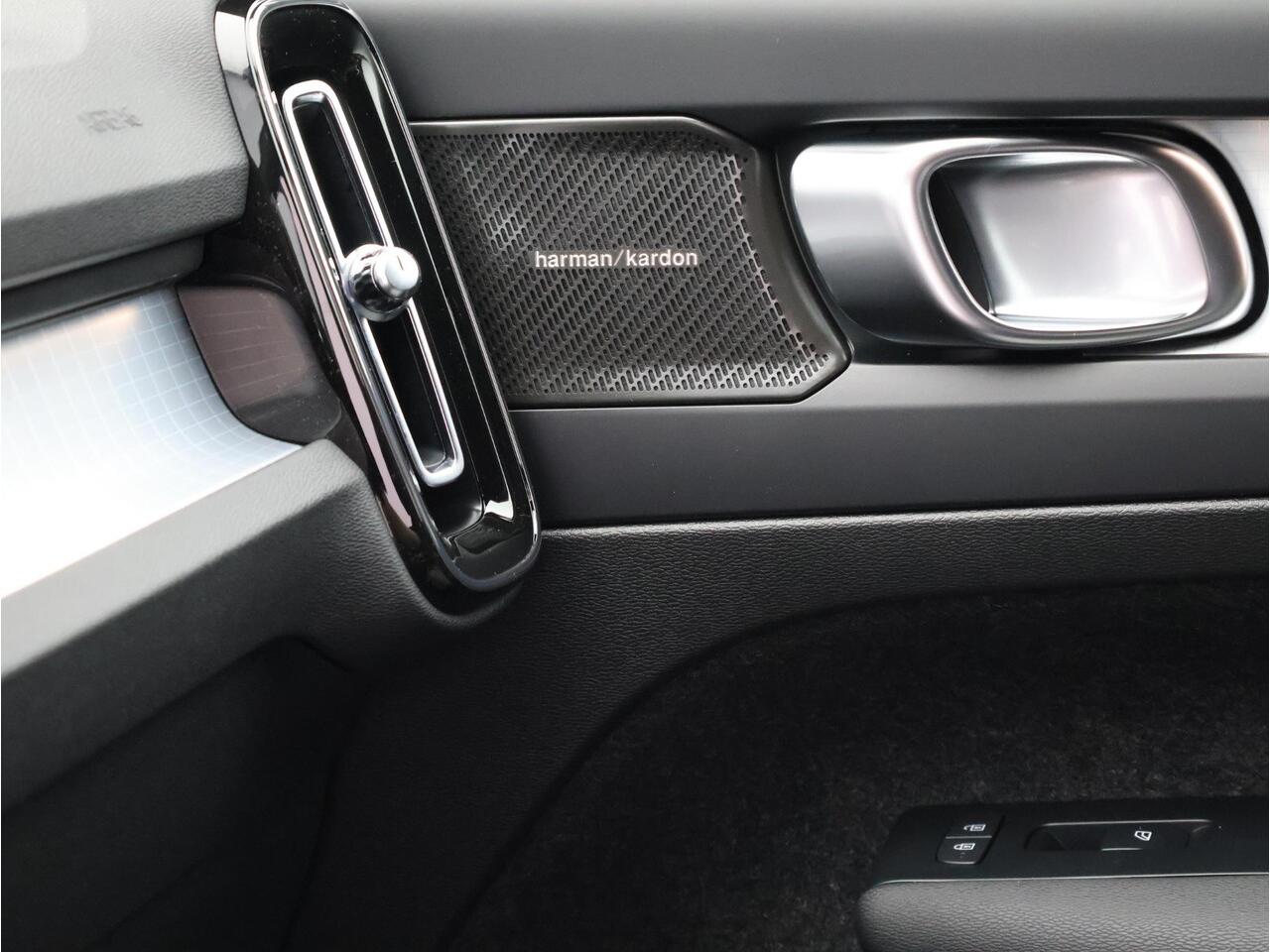 Volvo XC40 2.0 B3 Business Edition / Harman Kardon / Stoel+Stuurverwarming / Adaptive Cruise / Getint Glas / Keyless / BLIS / Pilot Assist / Parkeercamera /