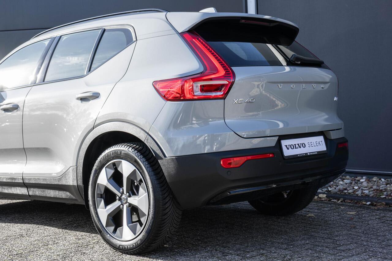 Volvo XC40 B4 Plus Dark | Trekhaak | Verwarmbare voorstoelen en stuurwiel | Premium audio by Harman Kardon | Climate Pack | All Season banden | Google Infotainment | Adaptieve Cruise Control | BLIS | Parkeercamera | Elektrische Kofferklep | Keyless |
